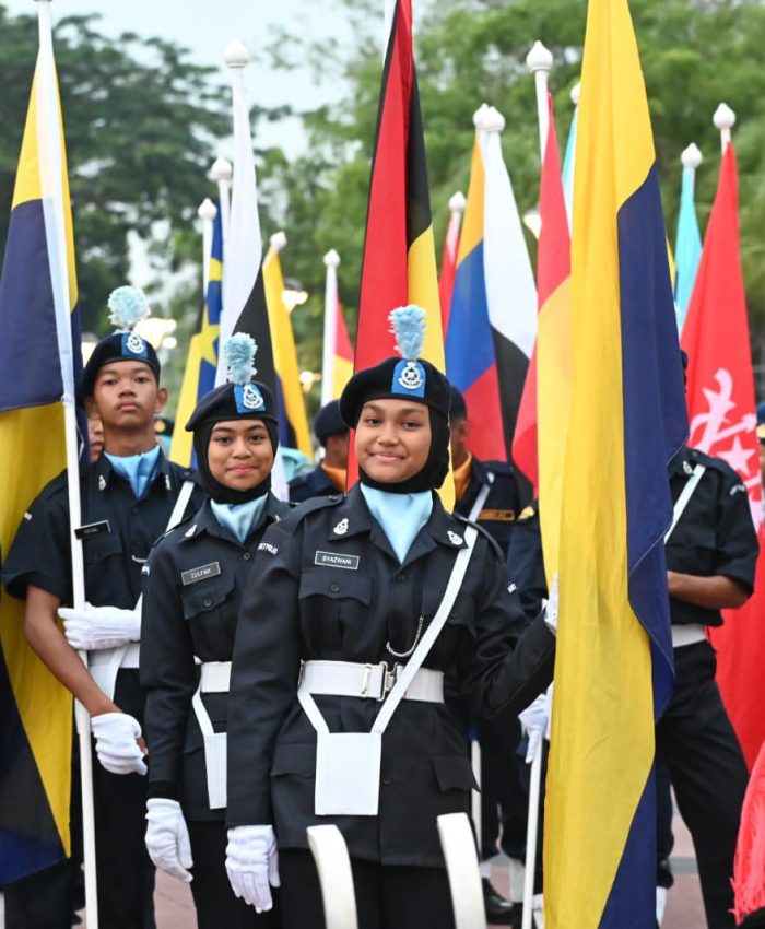 Pagi tadi, kami berjaya merakam momen-momen indah ketika ribuan rakyat Malaysia hadir dengan penuh semangat, mengibarkan Jalur Gemilang dan meraikan kebanggaan negara pada sambutan Hari Kebangsaan tahun ini.