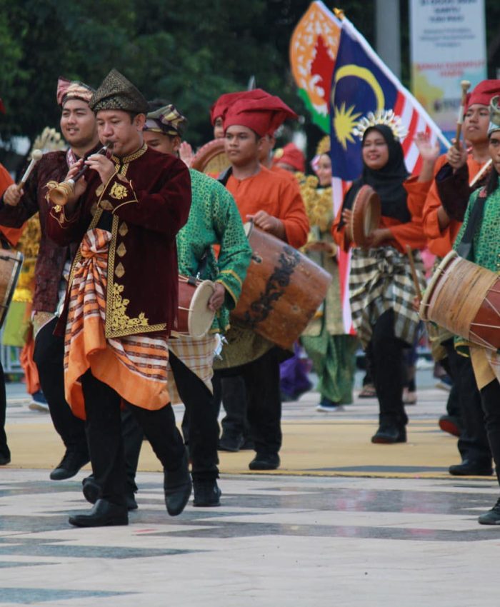 Hari ini, kamera kami berjaya merakam momen-momen yang penuh makna melihat rakyat Malaysia dari pelbagai kaum, Melayu, Cina, India, berdiri bersama, menjadi sebahagian daripada sambutan Hari Kebangsaan tahun ini