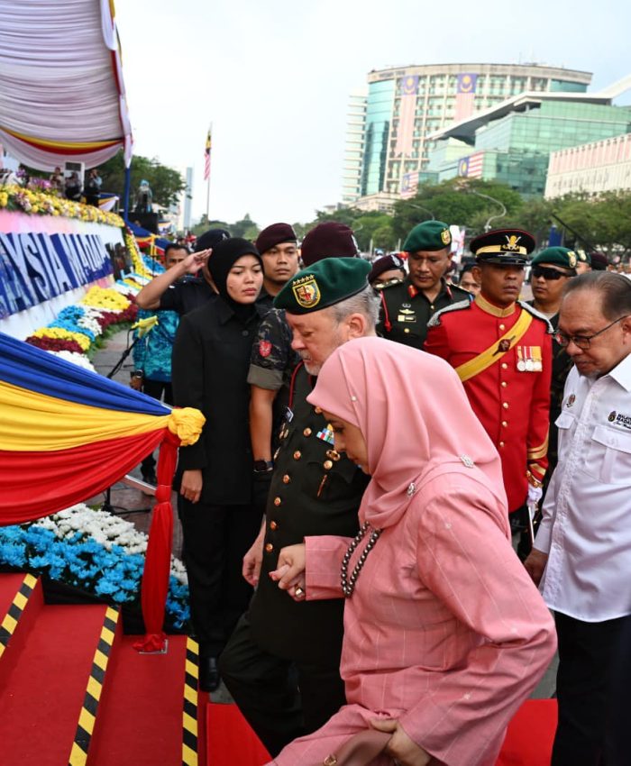 Hari ini menjadi lebih bermakna dengan kehadiran KDYMM Seri Paduka Baginda Yang di-Pertuan Agong Sultan Ibrahim dan KDYMM Seri Paduka Baginda Raja Permaisuri Agong Raja Zarith Sofiah.